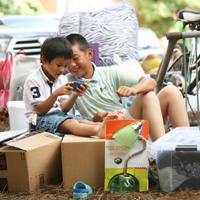 Two future W&M students wait for their family to return from a dorm.